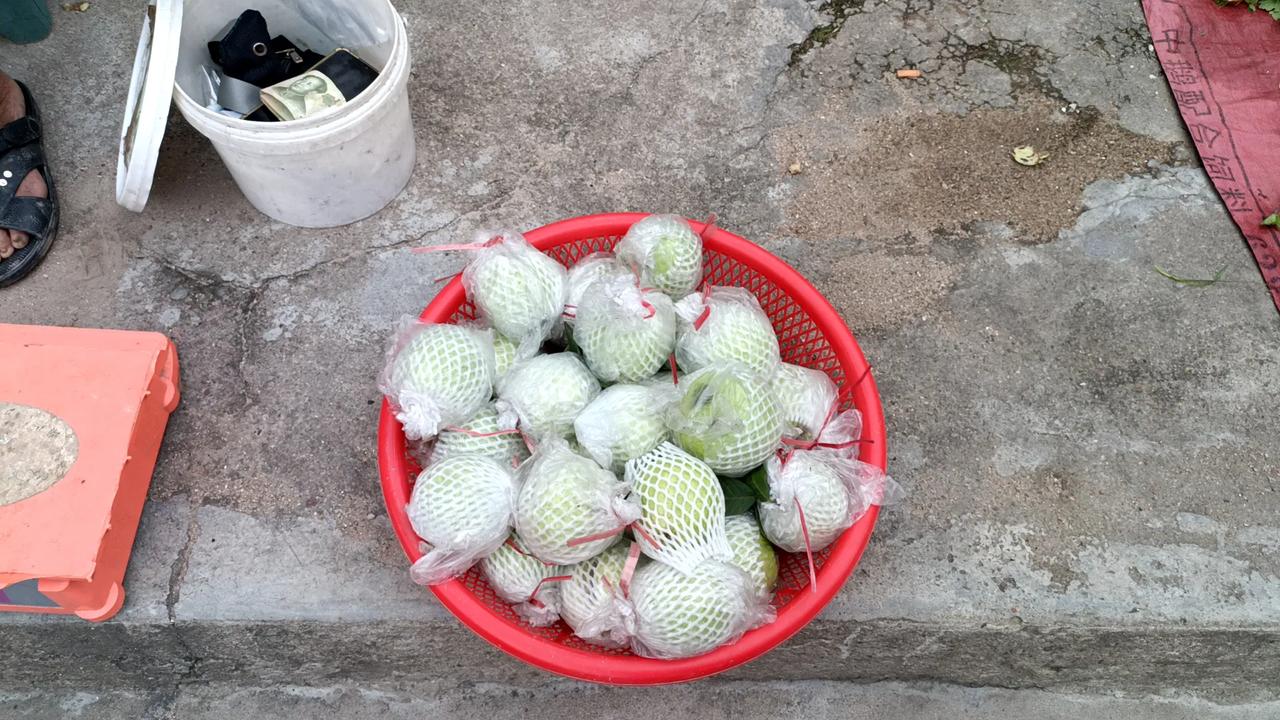 一个人怎样变成素食的？
我就是。我之前爱吃大鱼大肉，但是太贵，为了节俭，现在，我
