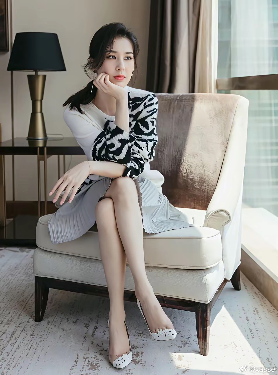 离婚后的黄圣依，不知有多少人追求她，独自一个人坐在豪宅的沙发上，比以前瘦了 