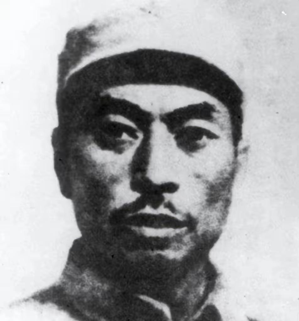 1951年4月的沈阳，春寒还没完全退去。审讯室里，一名被捕的军统特务在灯光下低着