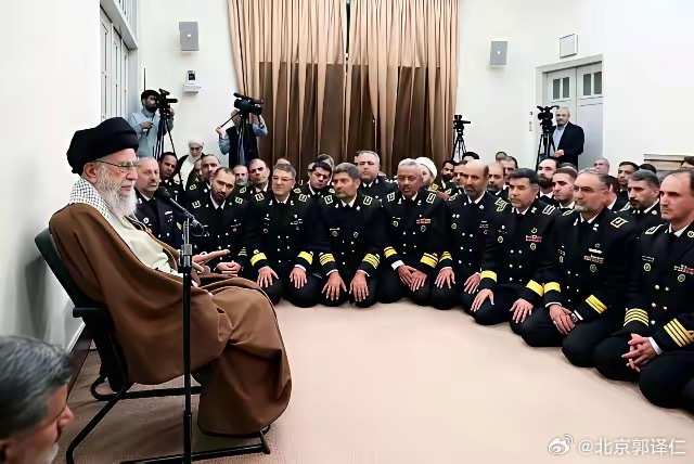 军人，血气方刚，英姿勃发，神人面前跪倒一片制服男，男儿本色没了，还能打仗？ 