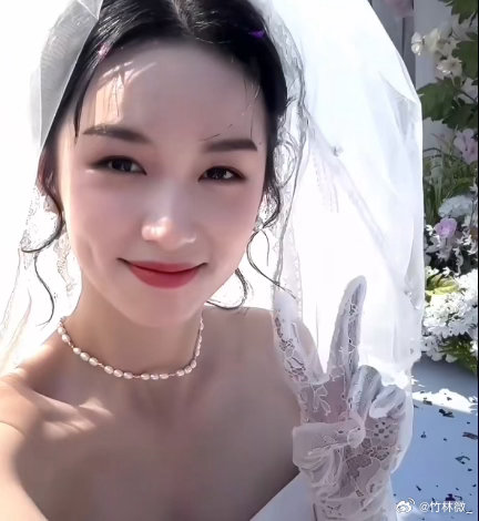 周也这条真的不是求婚视频吗周也换装跟我求婚谁被周也的复古造型美晕！每套都好好看，