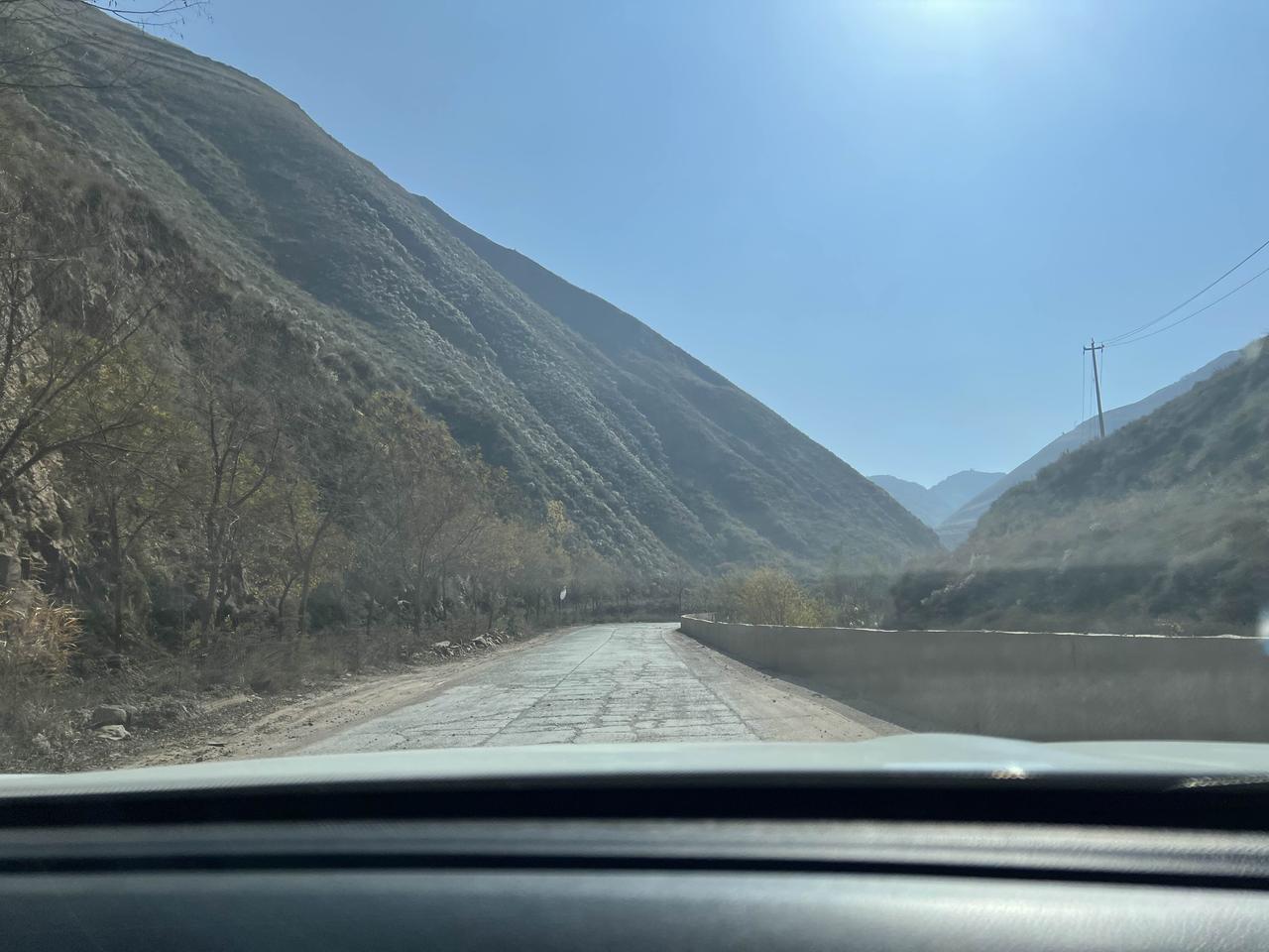 看到网上很多兰州本地博主用无人机拍摄的甘肃永靖抱龙山风景特别的好，我怀着喜悦的心