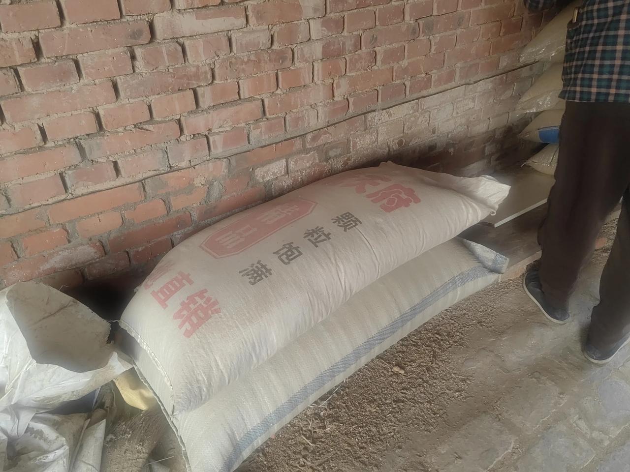 这几天我就琢磨我们家养的鸡不爱下蛋的原因，怎么也想不明白。
我们村的老焦，和我们