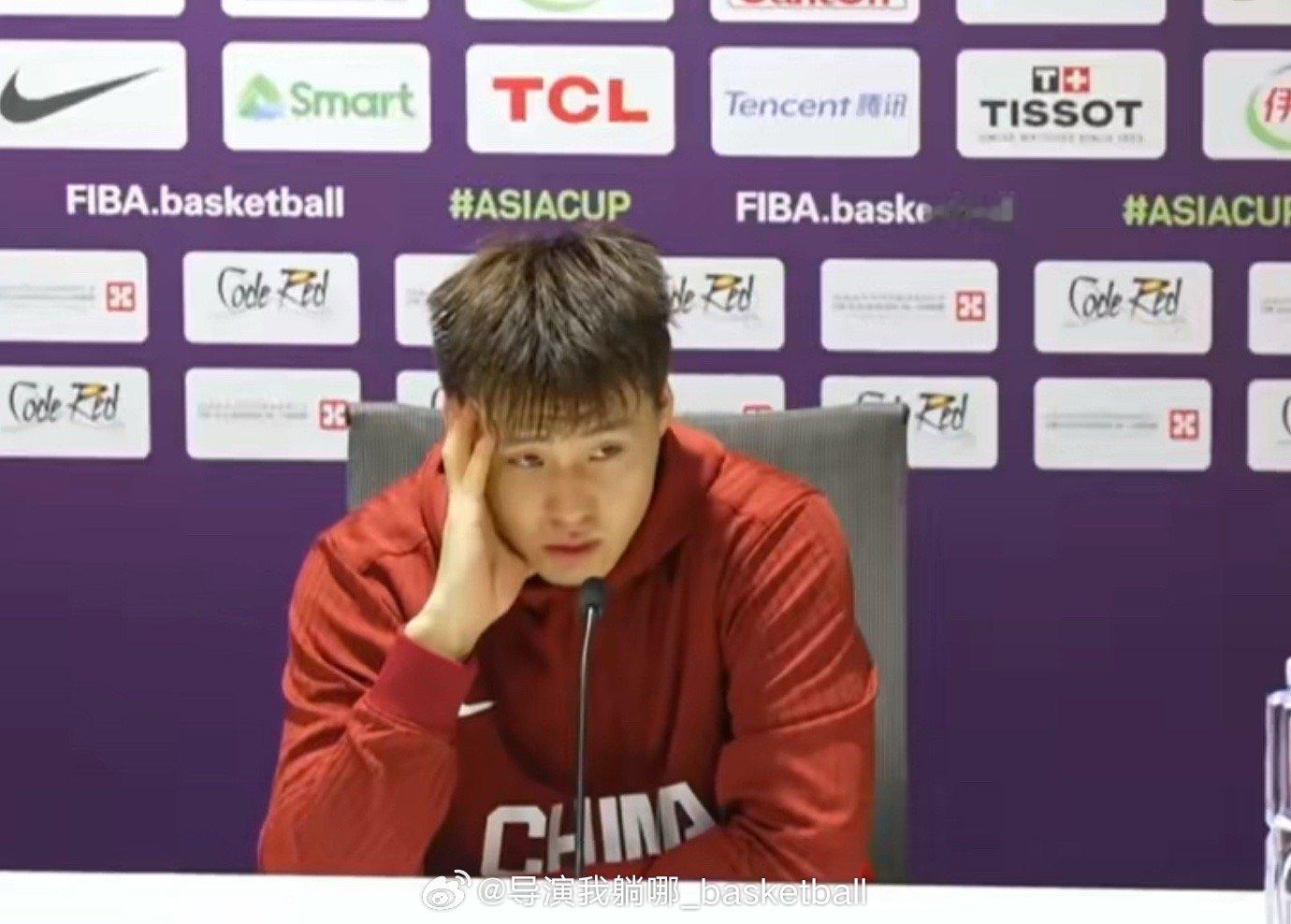 值得尊重，中国男篮队长赵睿在赛后新闻发布会上哽咽了：不知道在国家队还能打多久，感