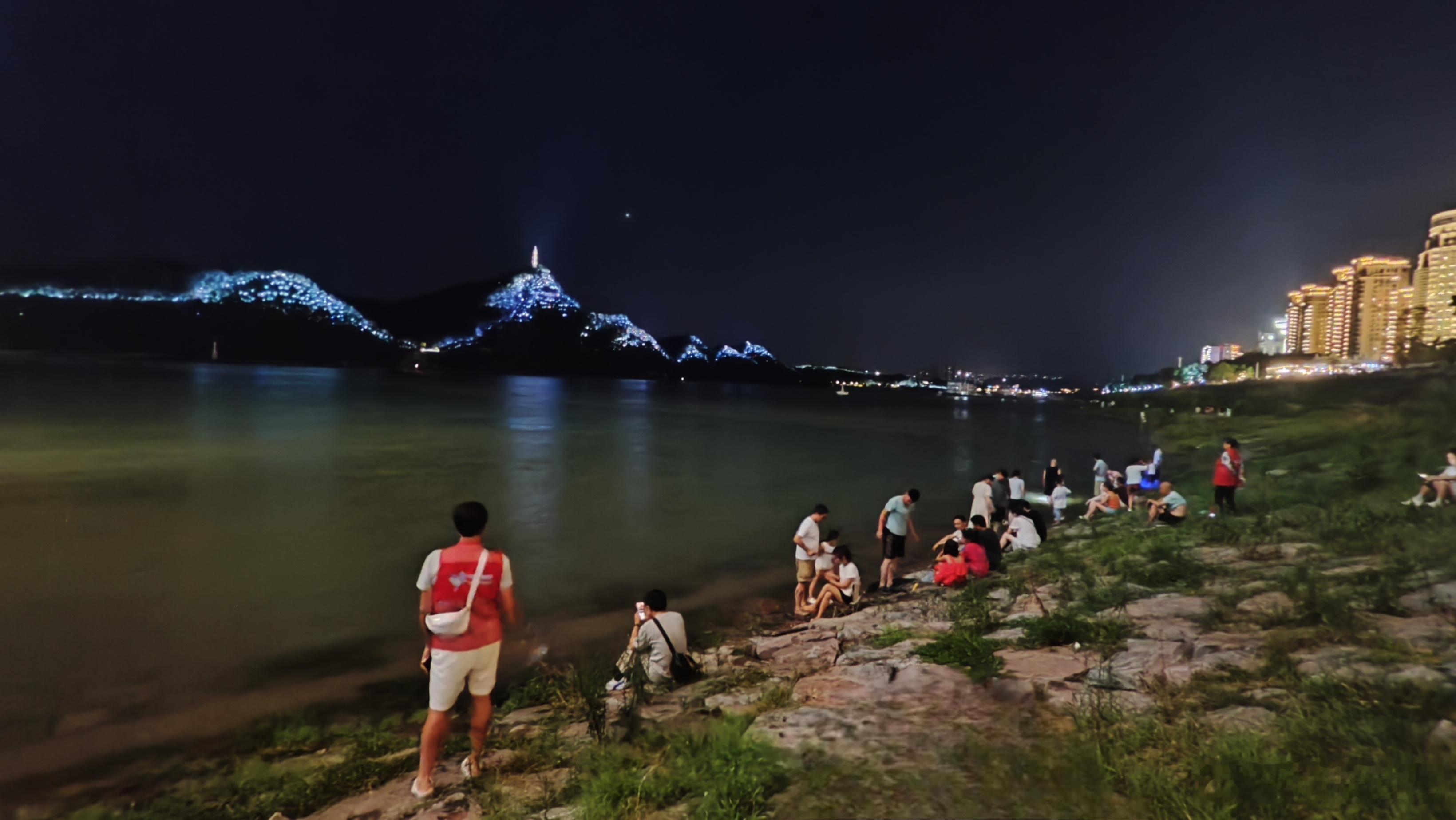 晚安你已连续晚安问候2221天。必须暗自努力，才能让你在人前显得轻松如意。V影响