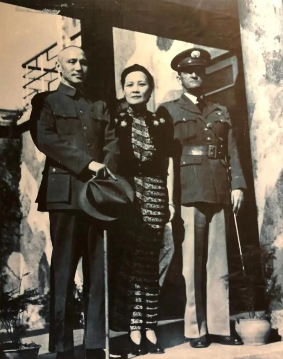 抗战时期，陈纳德与蒋宋夫妇的合影照片，他原本是美国退役的上尉军官，44岁而且身体