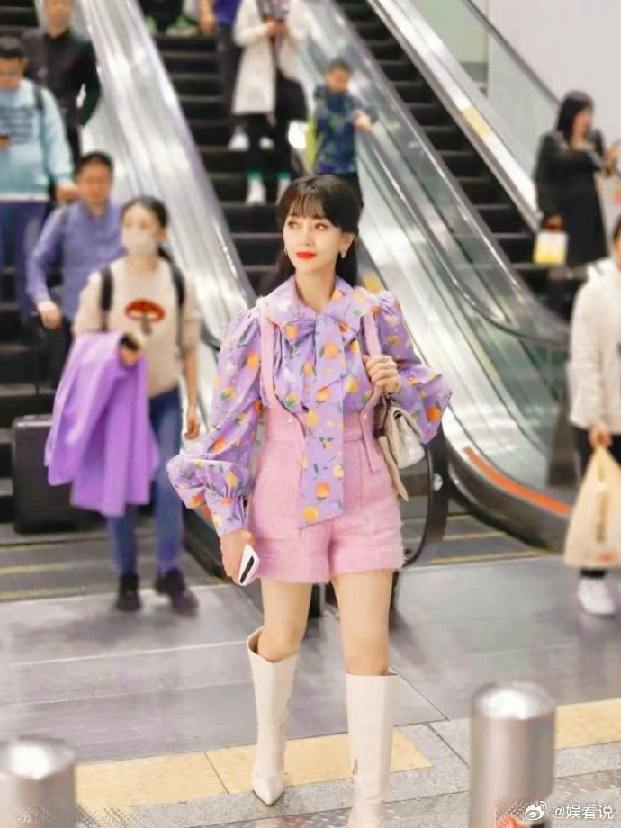 赵雅芝都70多了还天天穿少女装，装嫩没意思，就不能接受老了的现实吗 ​​​