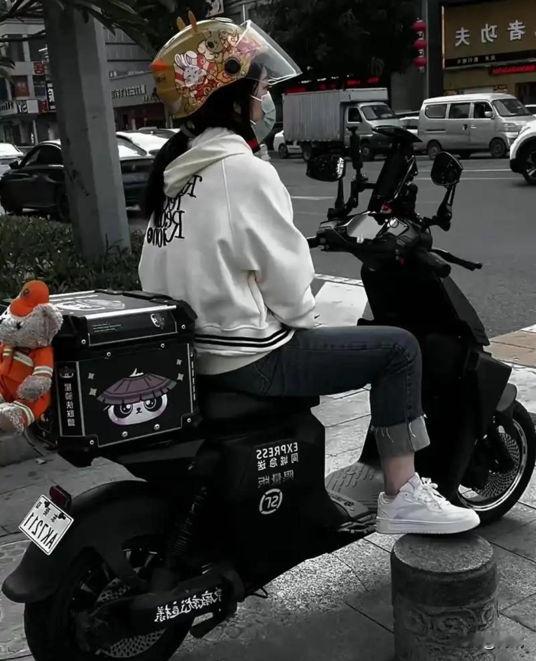 我之前送外卖的时候，遇到过各种形形色色的人。那时候觉得挺正常，现在回头看，确实有