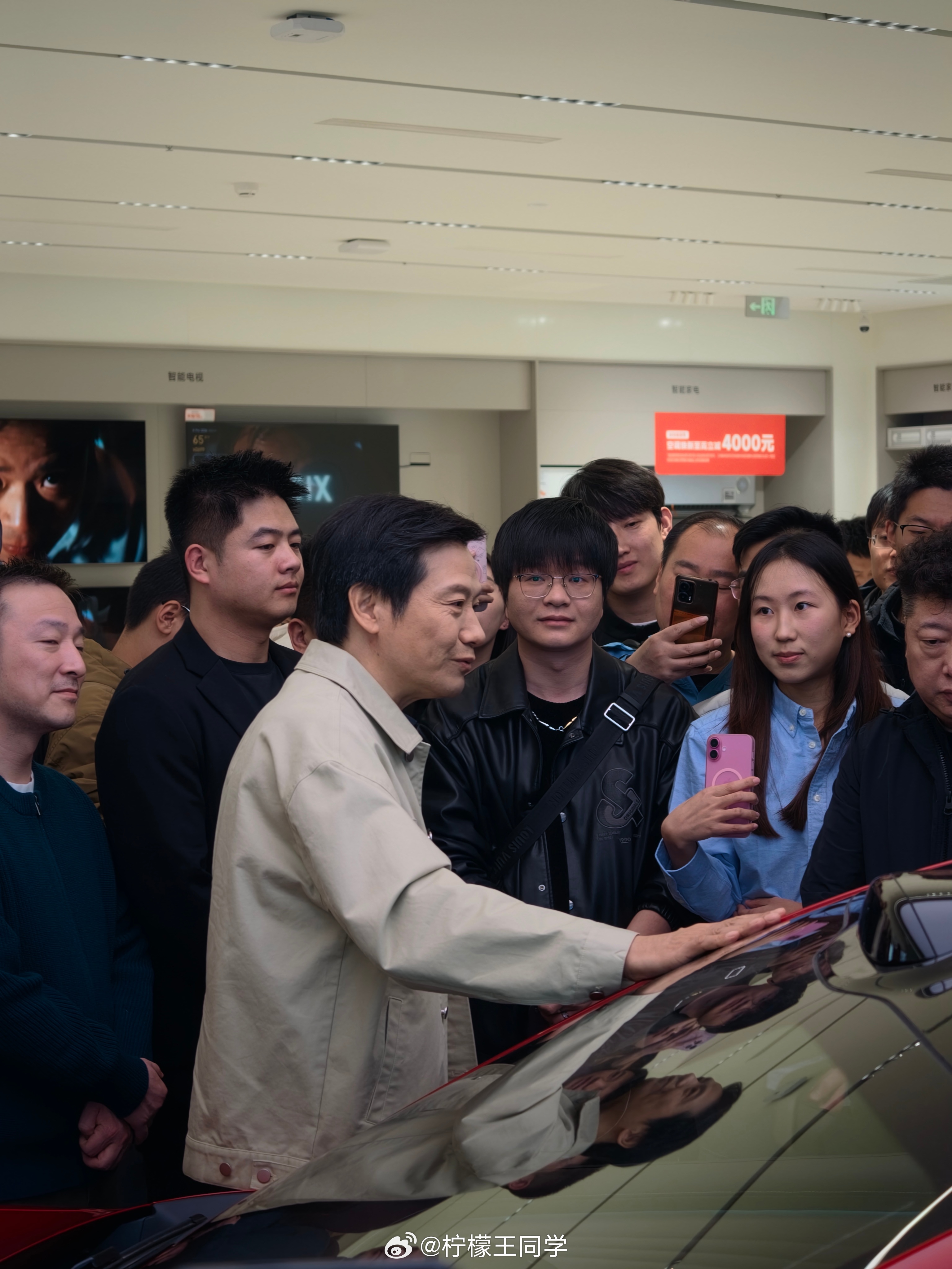 新SU7激发中国新能源车消费热今天雷总现身北京五棵松小米专卖店，现场挤满了人，都