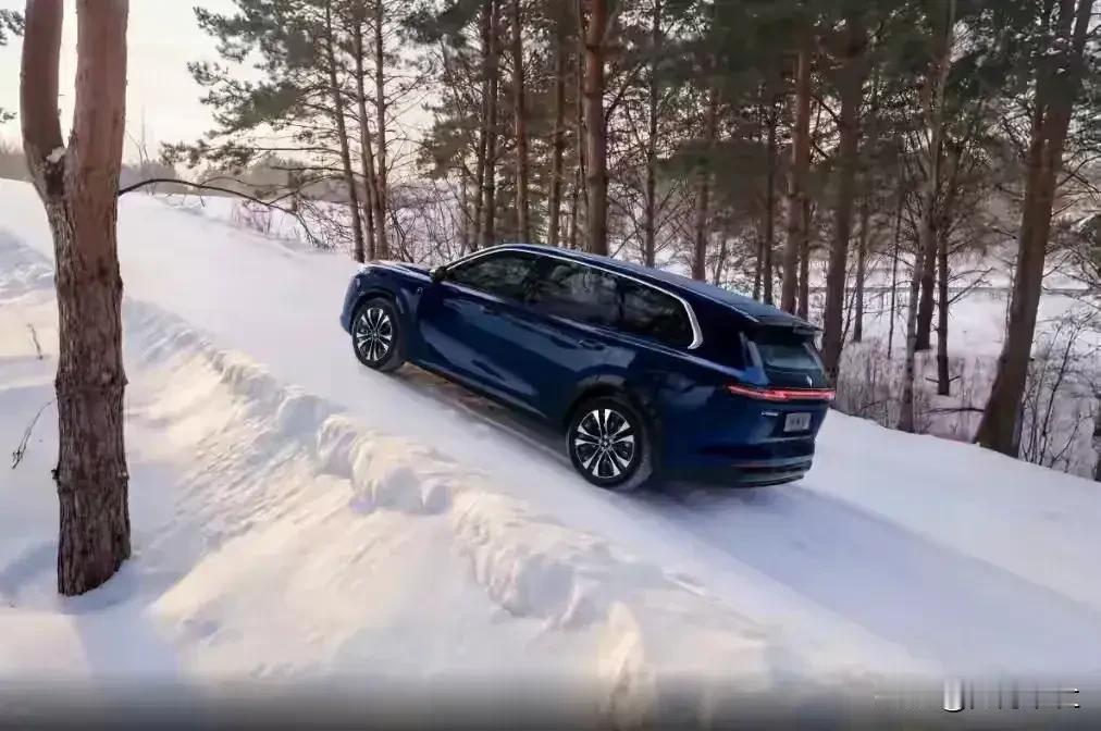 华境S全球首秀，一上来就直接全系标配华为乾崑icon，诚意直接拉满。
不分车型，