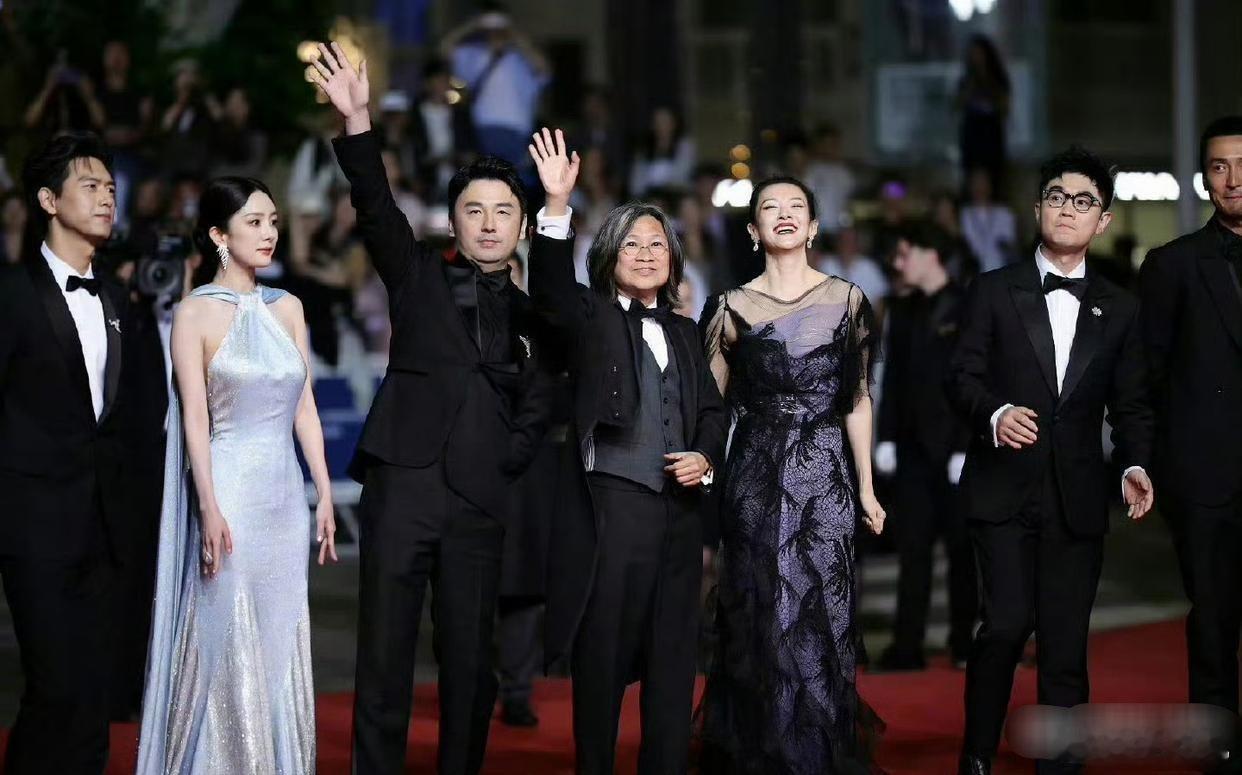 章子怡在戛纳上的状态既松弛又不失优雅大气～杨幂怕喧宾夺主，从始至终一个表情动作[