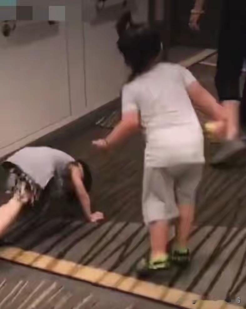 从小长大的两个小朋友，现在体重，身高都拉开了。
郭汾阳就像一个大小伙子，又高又胖