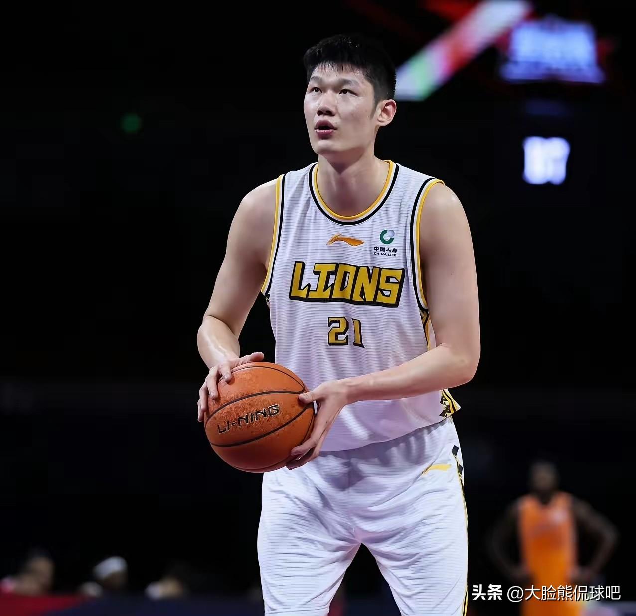 胡金秋再次成为拯救中国男篮的关键人物，对阵台北队，胡金秋拿到了15分，尽管得分不