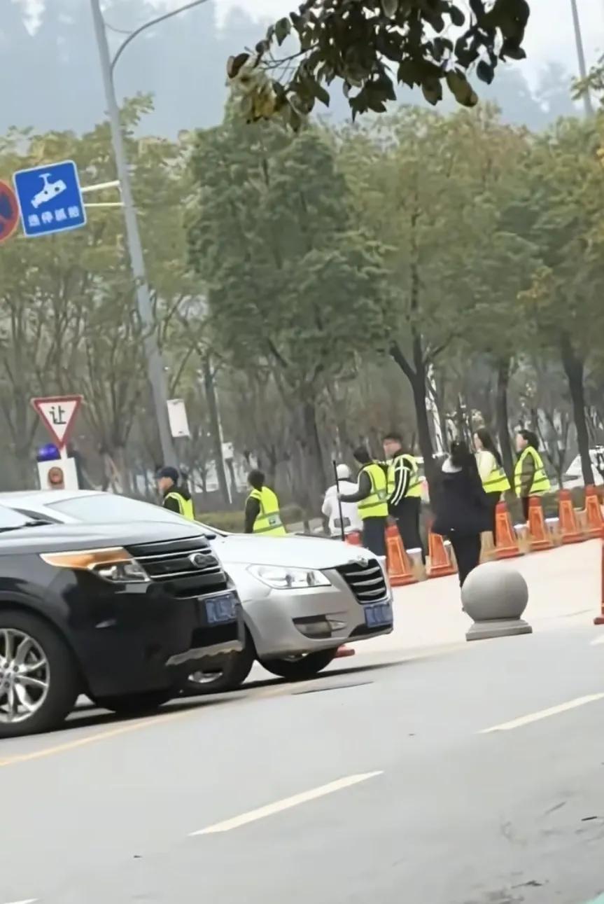 湖北十堰学校附近道路，斑马线等处增加路障和人员值守，确保孩子上学放学安全出行。