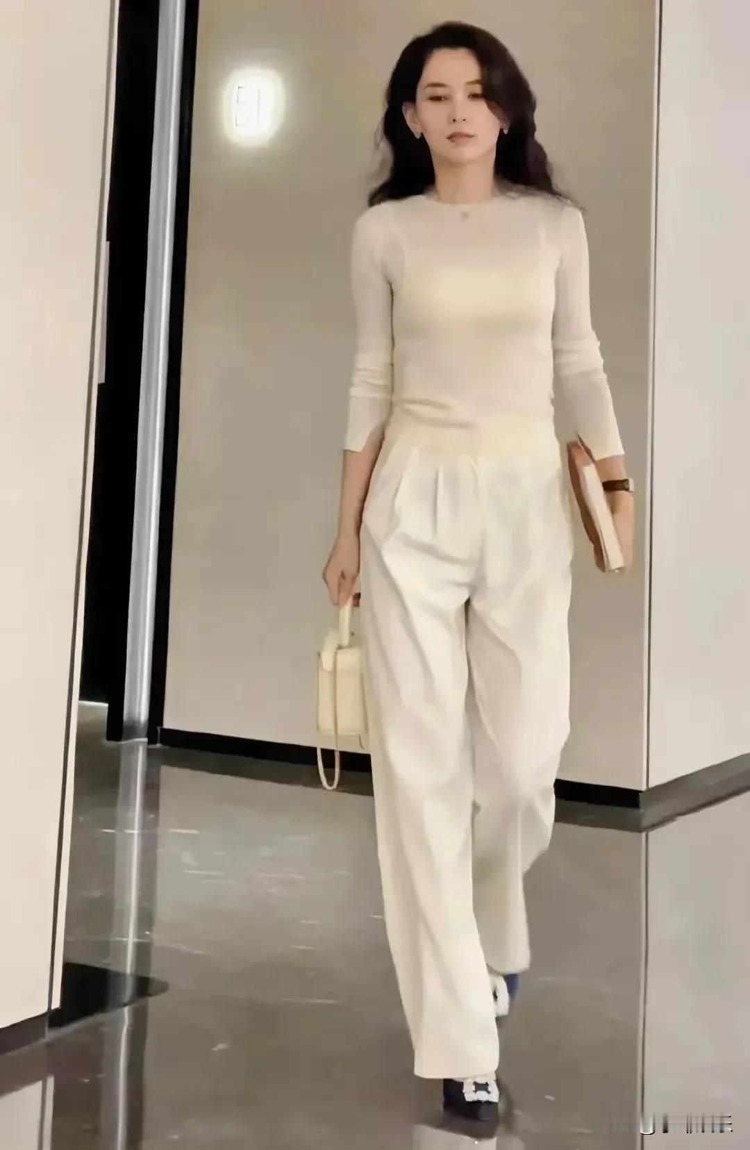 汪峰新欢堪比超模，肤白貌美大长腿，五官精致漂亮，有种西域美女的感觉。佩服汪峰的眼