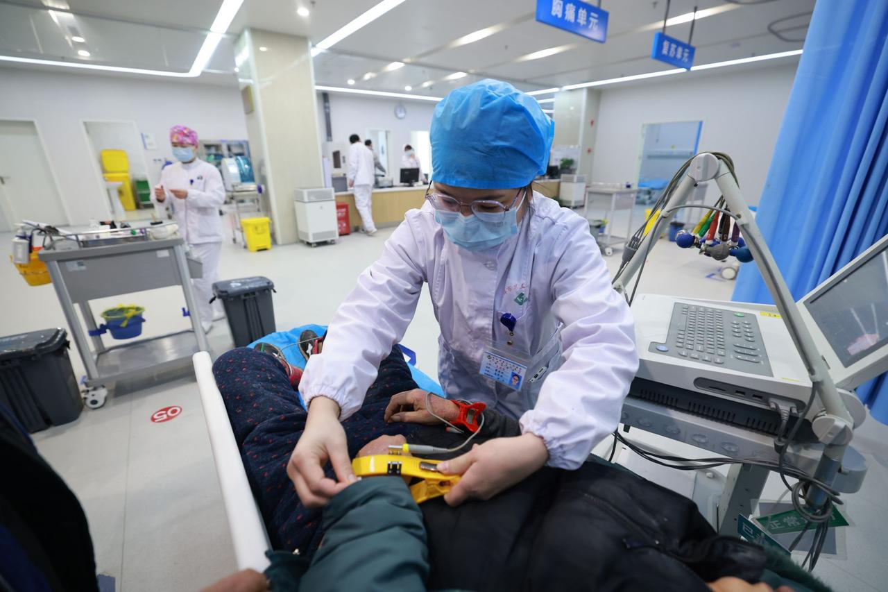 急诊科医生警告：
“奉劝各位，从今天开始，每天中午12点到下午3点，能不出门就别