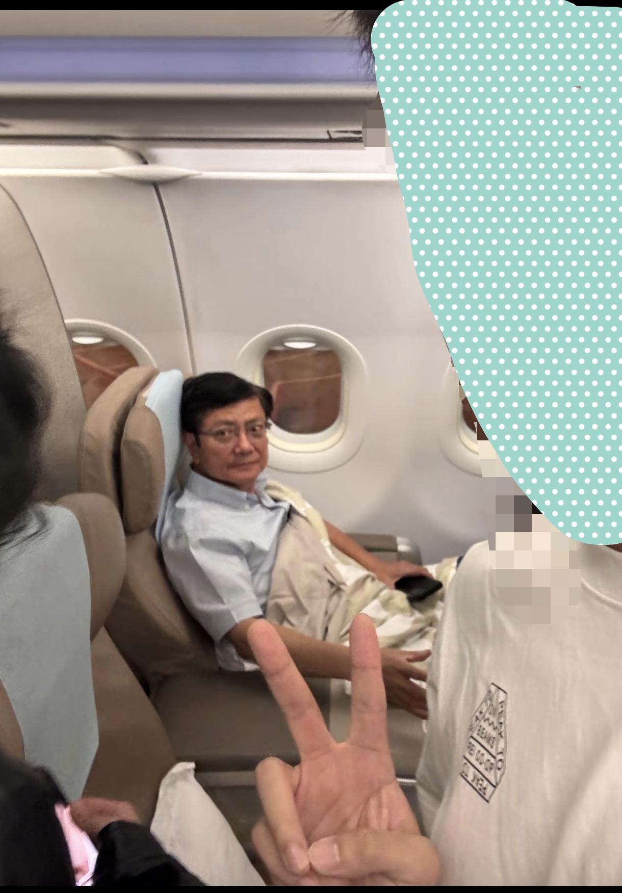 郑强教授，这一看就是受邀去讲座什么的，然后邀请他的高校给他订的商务舱机票。他这个