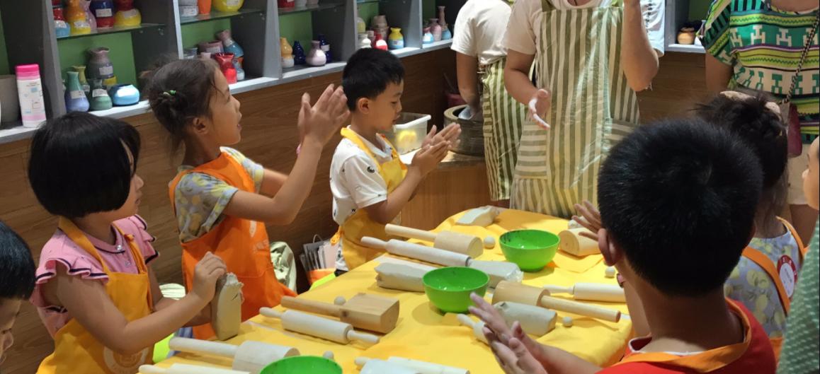 温州一家幼儿园布置的作业却让家长们犯了难：教孩子绣十字绣！这到底是培养兴趣，还是