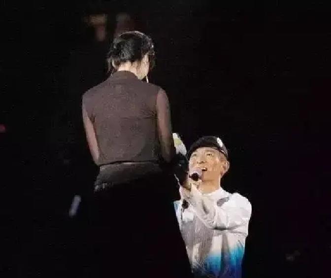 2004年，刘德华当众向吴倩莲下跪，她拒绝了。
 
不是客气，是摇头，后退，转身