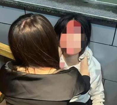 # 必须严惩！河北保定，网传4名高中女学生因拒绝搭讪，被同在一个餐厅用餐的多名男