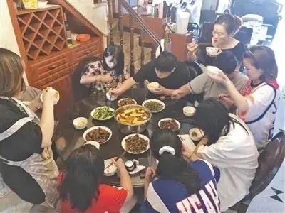 江西“宇宙舅舅”爆红！20多个外甥围堵300斤年猪，网友急了：能撑到过年？

江