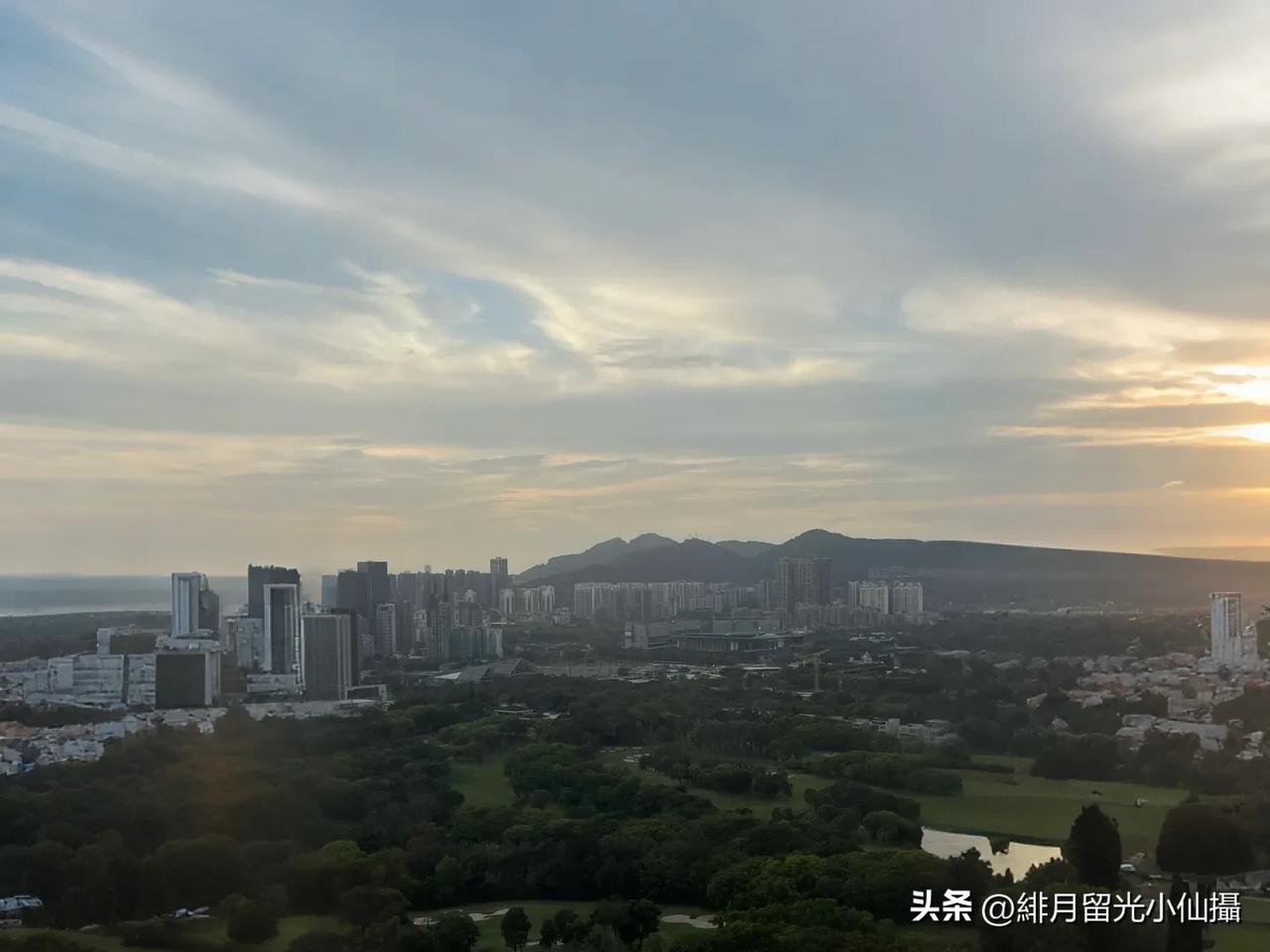 城市与自然交融的绝美黄昏！发现了一处超美的观景地！站在这里，眼前是城市与自然交织