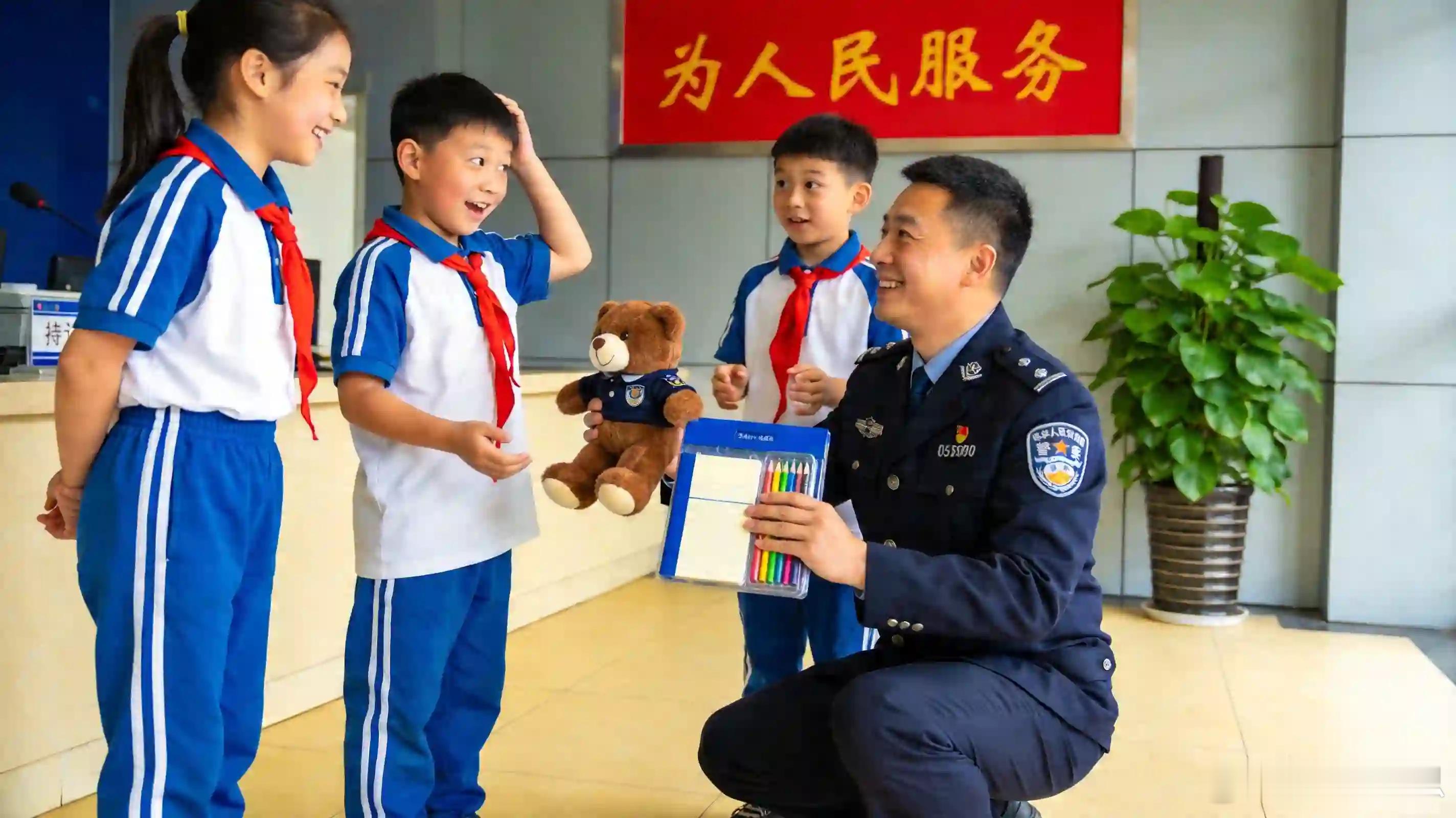 现在小学生强得可怕3名小学生发现罂粟报警 现在小学生强得可怕！3名小孩哥发现罂粟