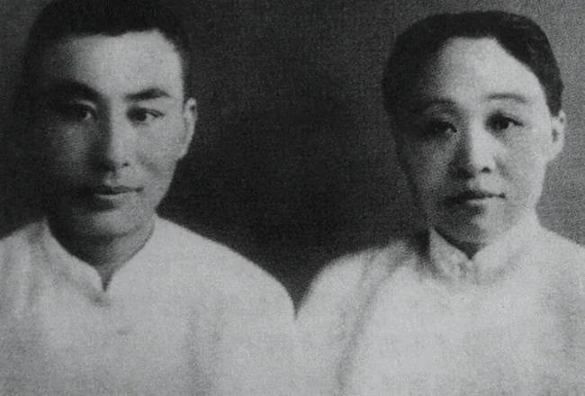 1916年，叶圣陶迎娶了未曾谋面的妻子。洞房夜，两人第一次见面。他用颤抖的手，掀