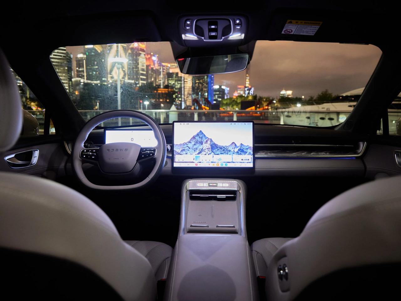 昨晚看到徐志胜和李诞测评AI车机的视频，简直笑不活了！徐志胜扮的“小志”车机从乱