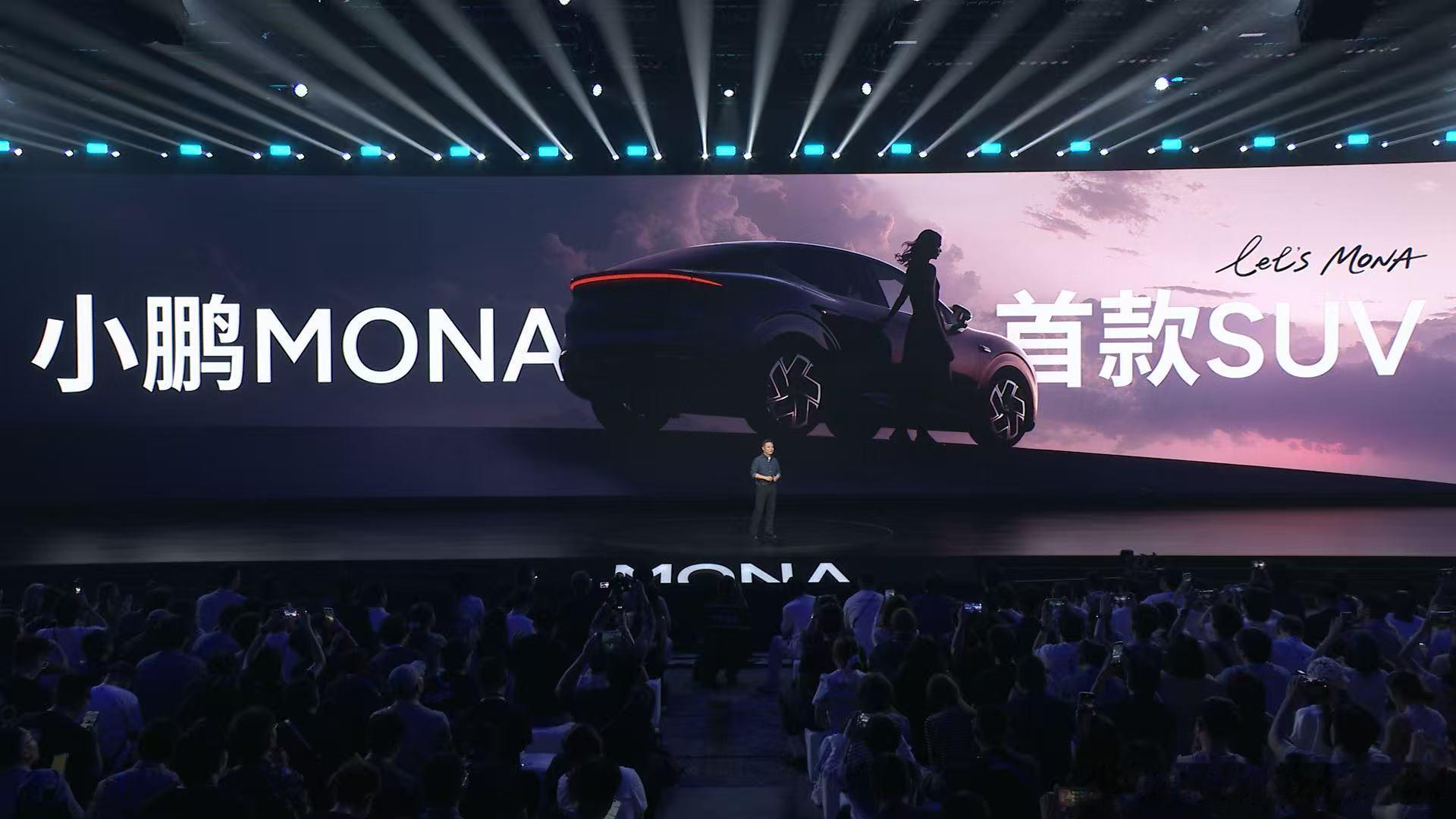 来看看小鹏MONA L03的外观，延续家族化星舰大灯，支持3种迎宾模式，搭配贯穿