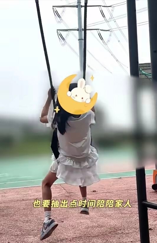 颖儿分享日常和付辛博坐在北京别墅院子里陪女儿下五子棋，付辛博颖儿结婚这么多年就只