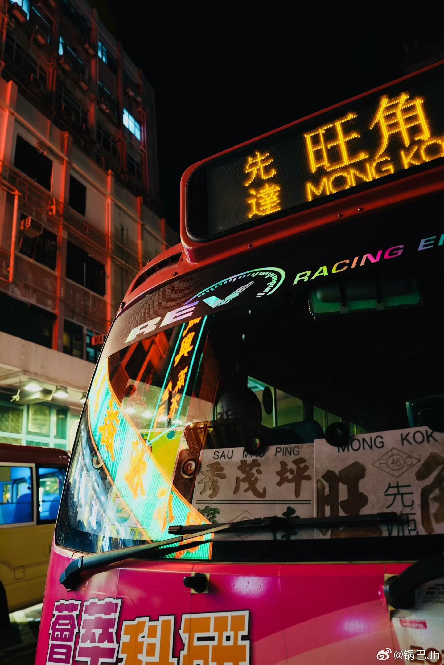 在香港，赶上了年末跨年的连环盛宴20米巨型圣诞树缀满星光，「光影汇·中环」3D投