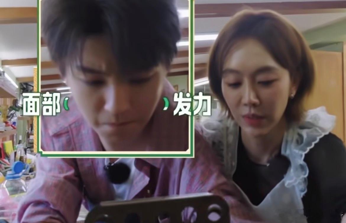 王俊凯手抖到快夹不住饭了王俊凯疑似在中餐厅低血糖应该是空腹太久了，我之前上学的时