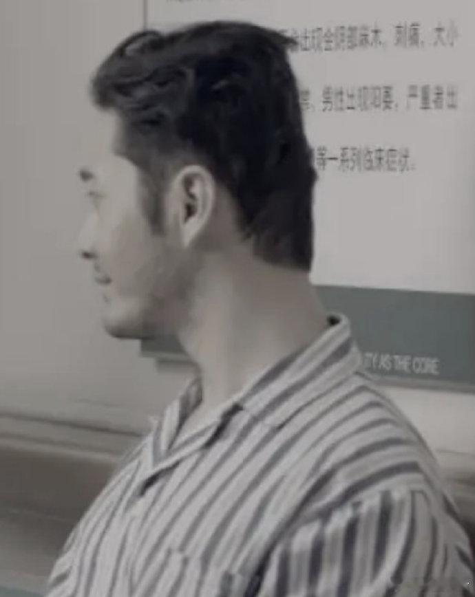 黄晓明和潘粤明小时候是怎么睡的。。。这个后脑勺怎么这么扁 ​​​