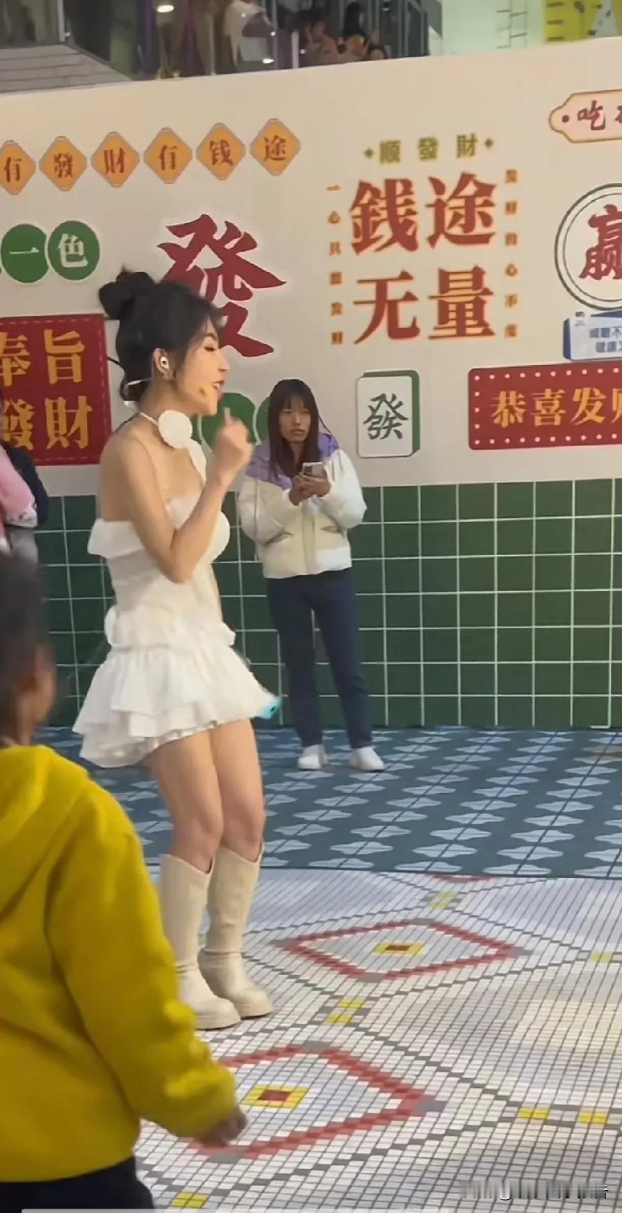 “这个世界太疯狂，耗子给猫当伴娘。”这是曾经赵本山小品中的一句台词。
在现实生活