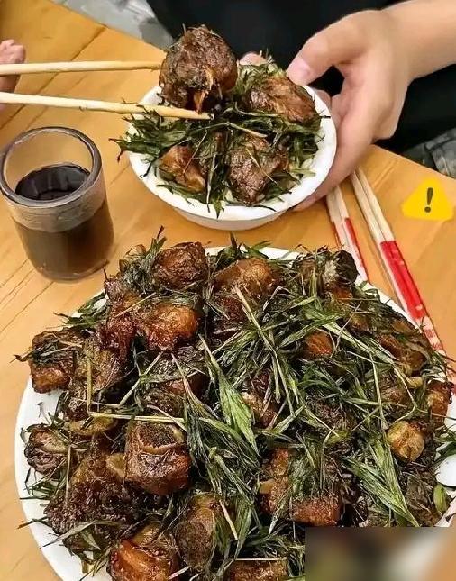 哈哈哈，好开心，好高兴，今天我和单位的小李出差来到了南京，我居然在南京的小酒馆里