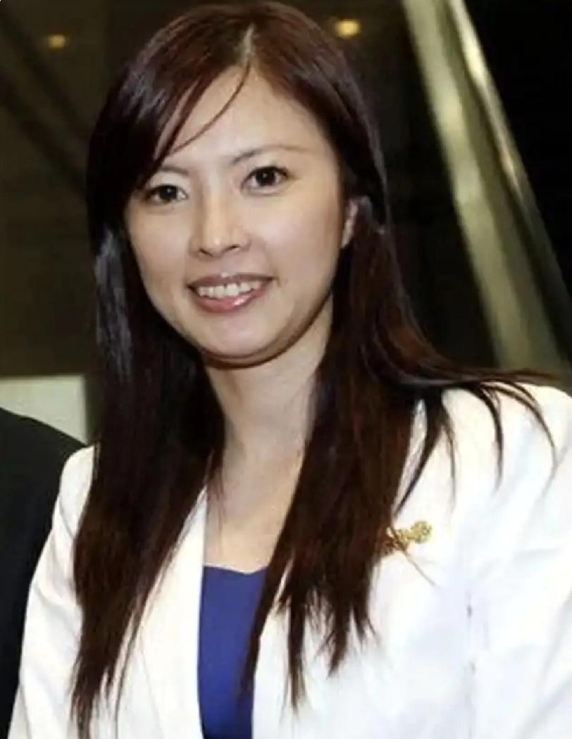 还没戴眼镜的郑丽文，更多的是青春靓丽、知性干练。
她和当时从事媒体主持的兰萱、尹