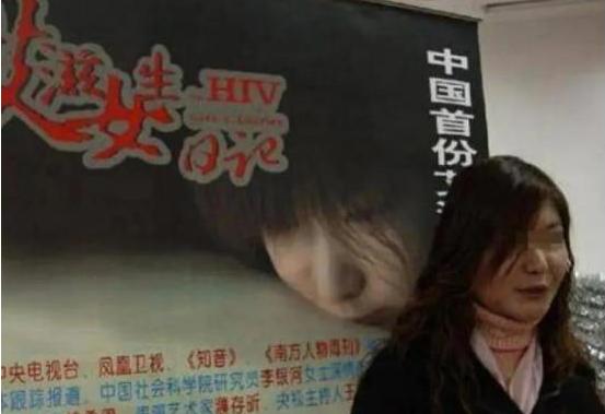 2002年，一个武汉女大学生被老师追问，是否跟黑人留学生发生过关系。女生羞愤不已