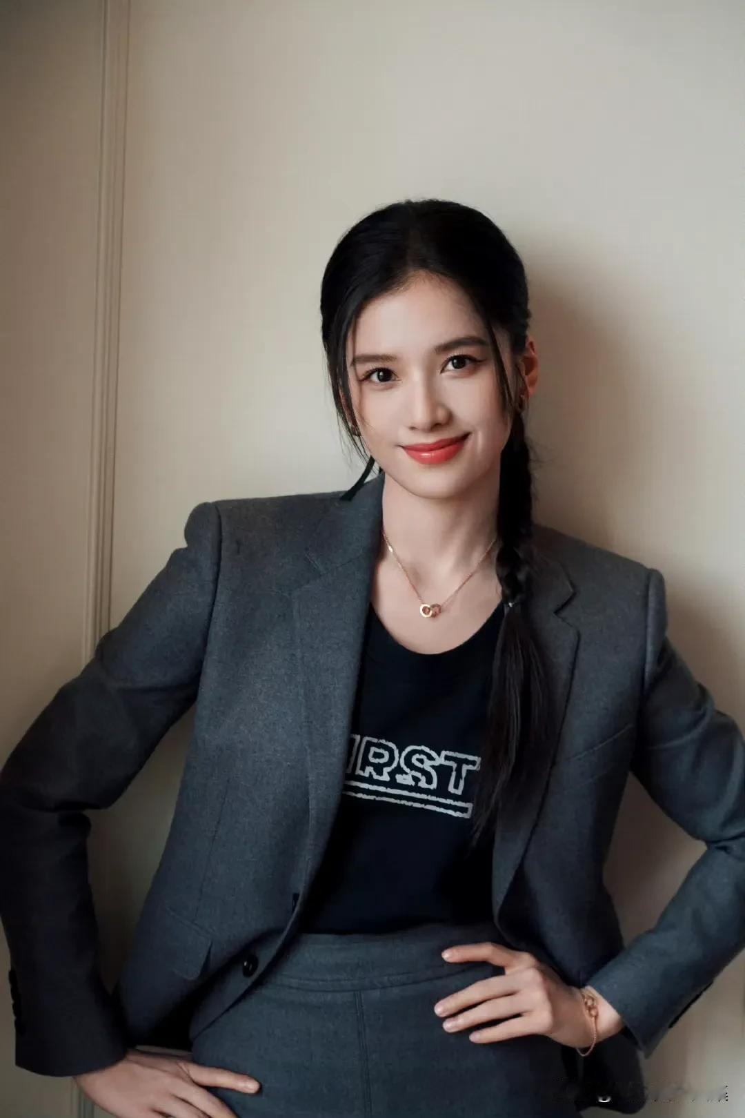 女生怎么穿搭会看上去很优雅?张婧仪，酷感满满，又甜又美 ​​​