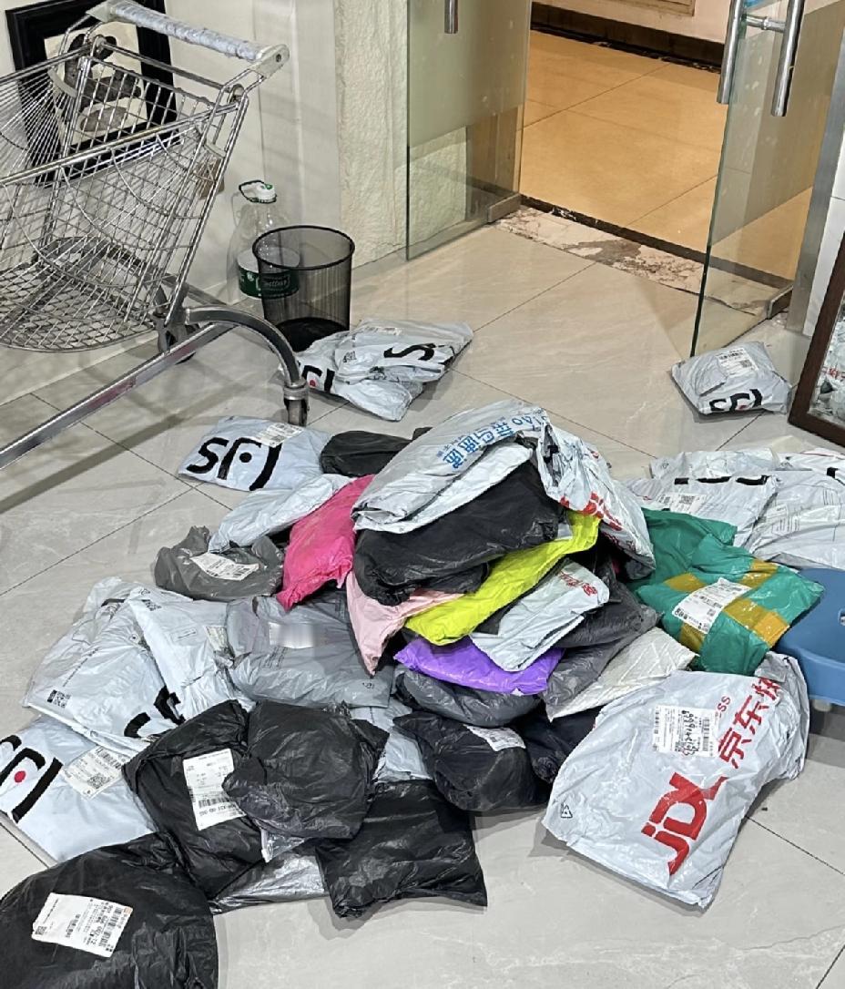 一口气买了24件衣服全退货，店主承受不住。看似合理，因为有七天无理由退货，实际上