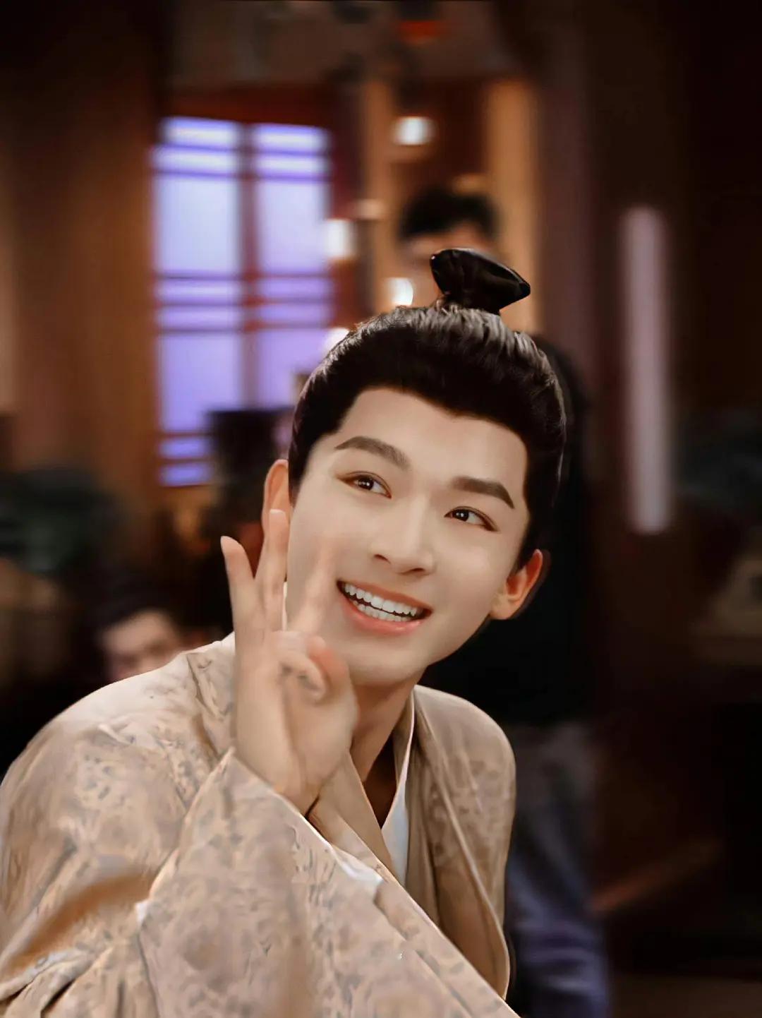 张晚意一笑能有20颗牙 ​​​