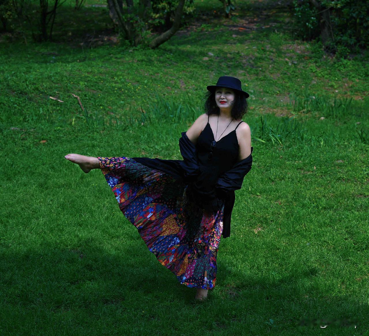 四月人像拍摄，春日小欢喜。
出镜：婷  摄影：秋韵
春日生活打卡季摄影