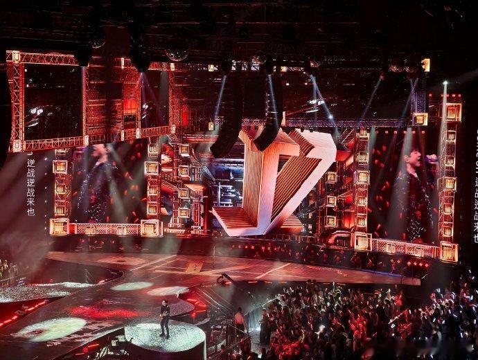 张杰张杰跨年舞台长出了树救命！张杰 2026 跨年演唱会舞台直接封神！巨树贯穿全