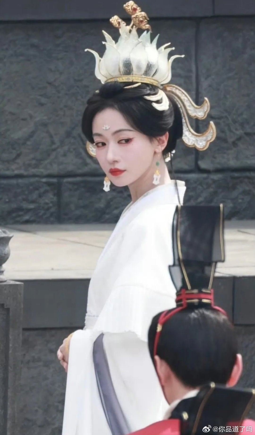 吴谨言怕是产后发胖受益的第一人，如今整个人的状态实在太过完美。从前她身形干瘦单薄