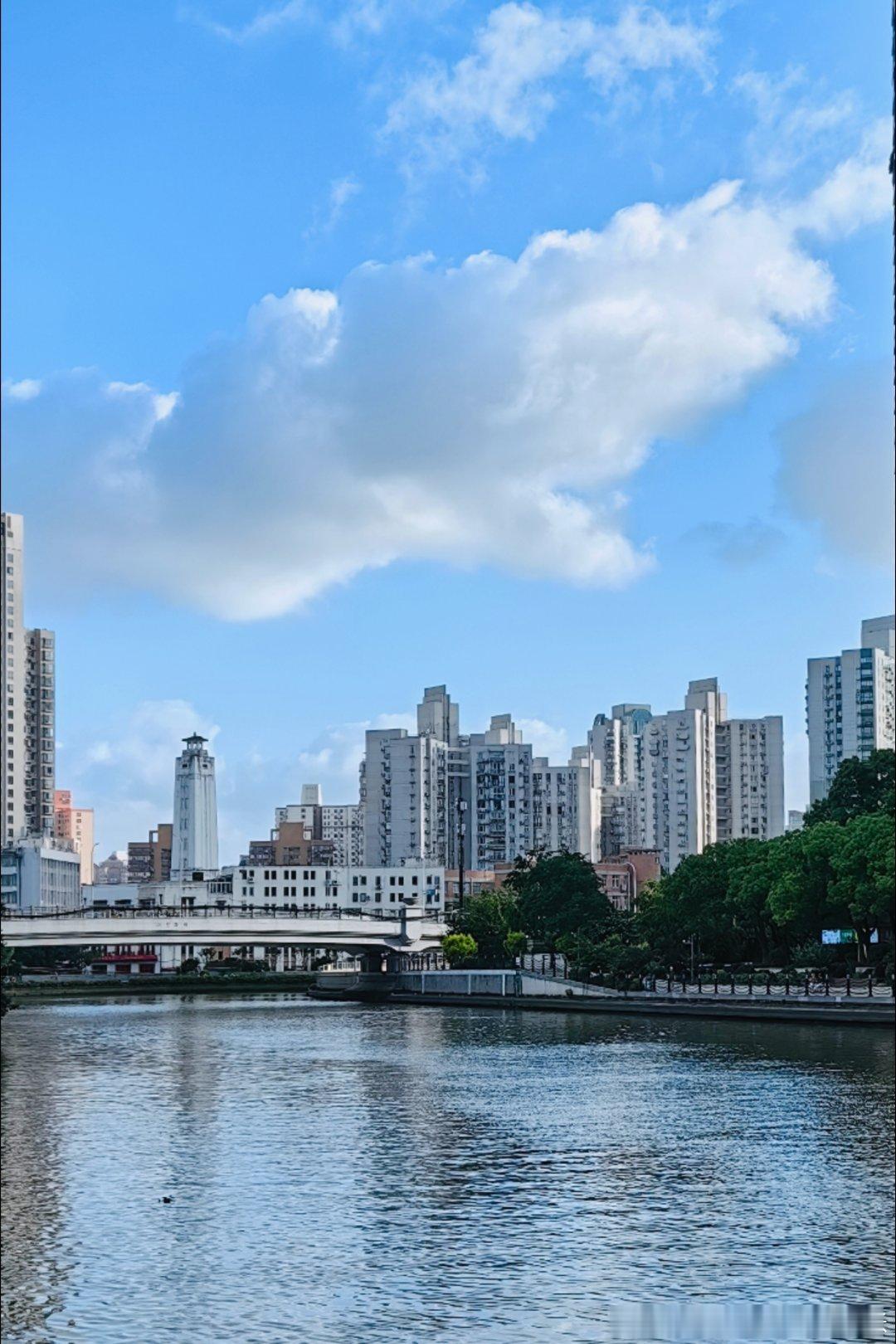 夕阳西沉时，凉风习习来，跑上一圈。 