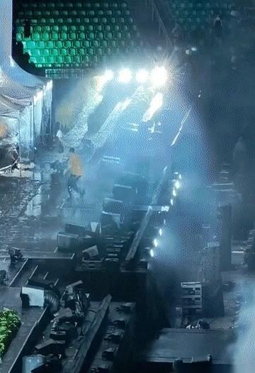 雨砸下来那刻，谢霆锋先是一把把吉他手塞进屋檐，自己退半步，话筒继续举。
澳门“