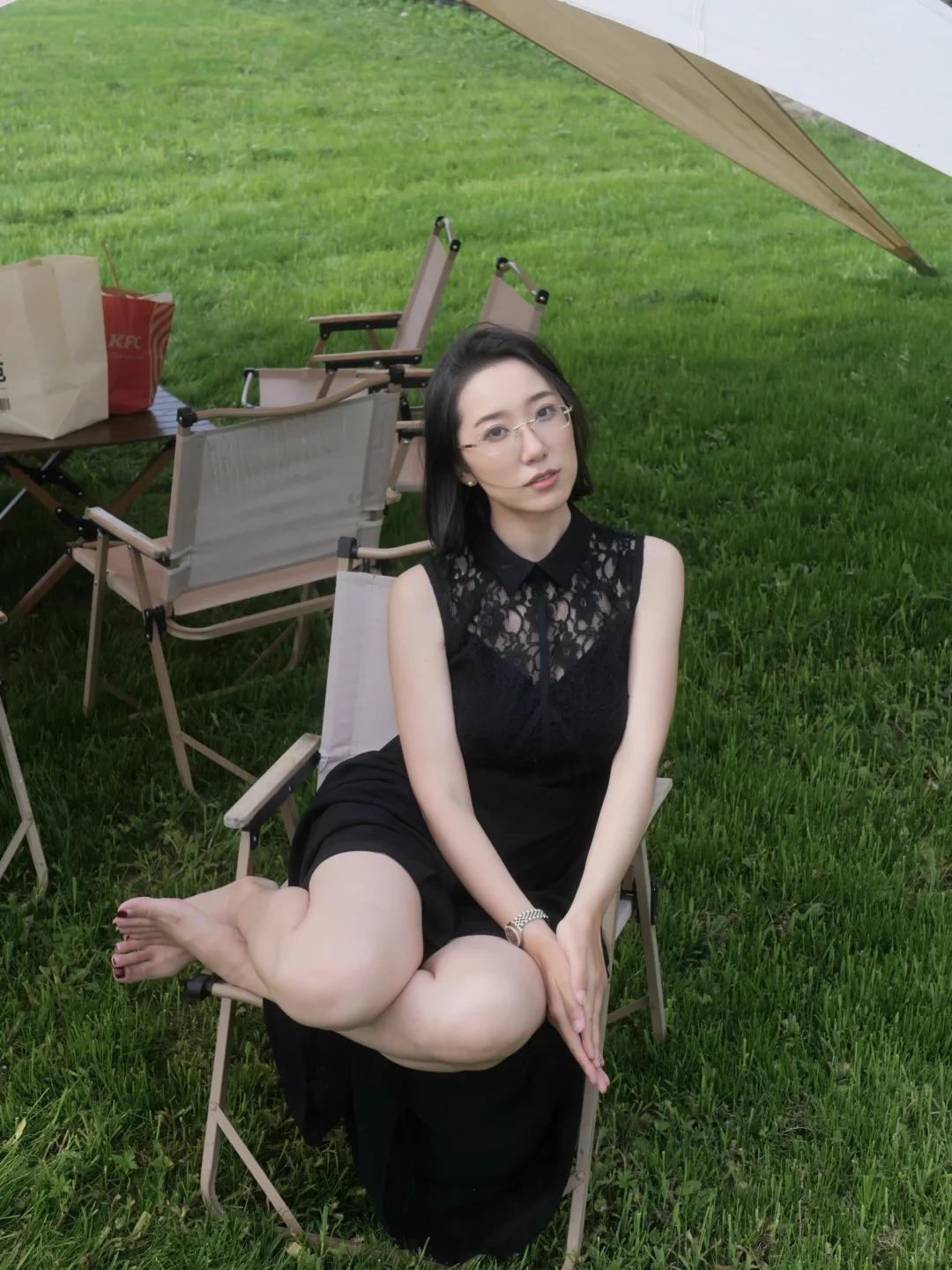 暖融融的阳光倾洒在绿茵之上，光影轻轻晃动，微风卷着清甜的青草香扑面而来。耳边没有