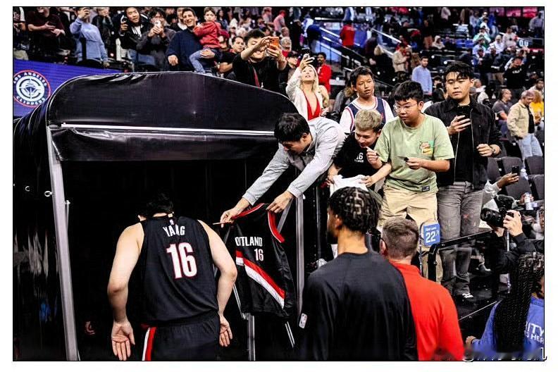 开拓者刚发了通知，罗威已经从发展联盟召回来了，可能很快就能打比赛。这对球队是好事