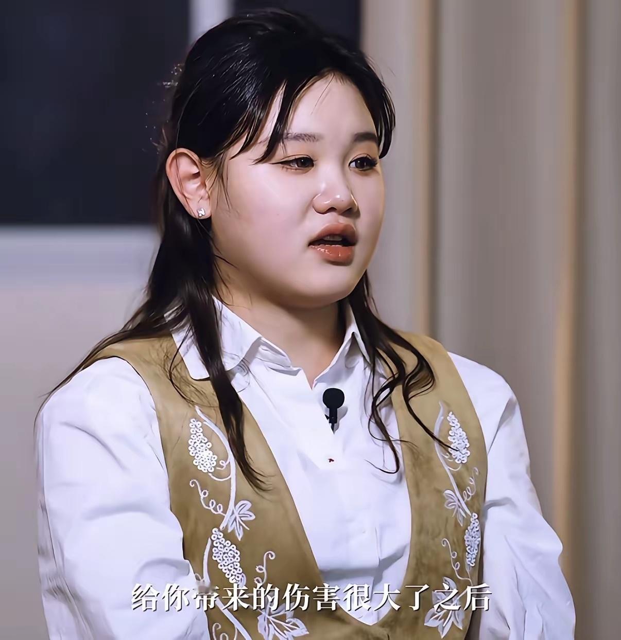 张家齐说在队里，手指断了、缝针大家都不觉得是什么大事儿，她妈妈还在那说张家齐吃辣