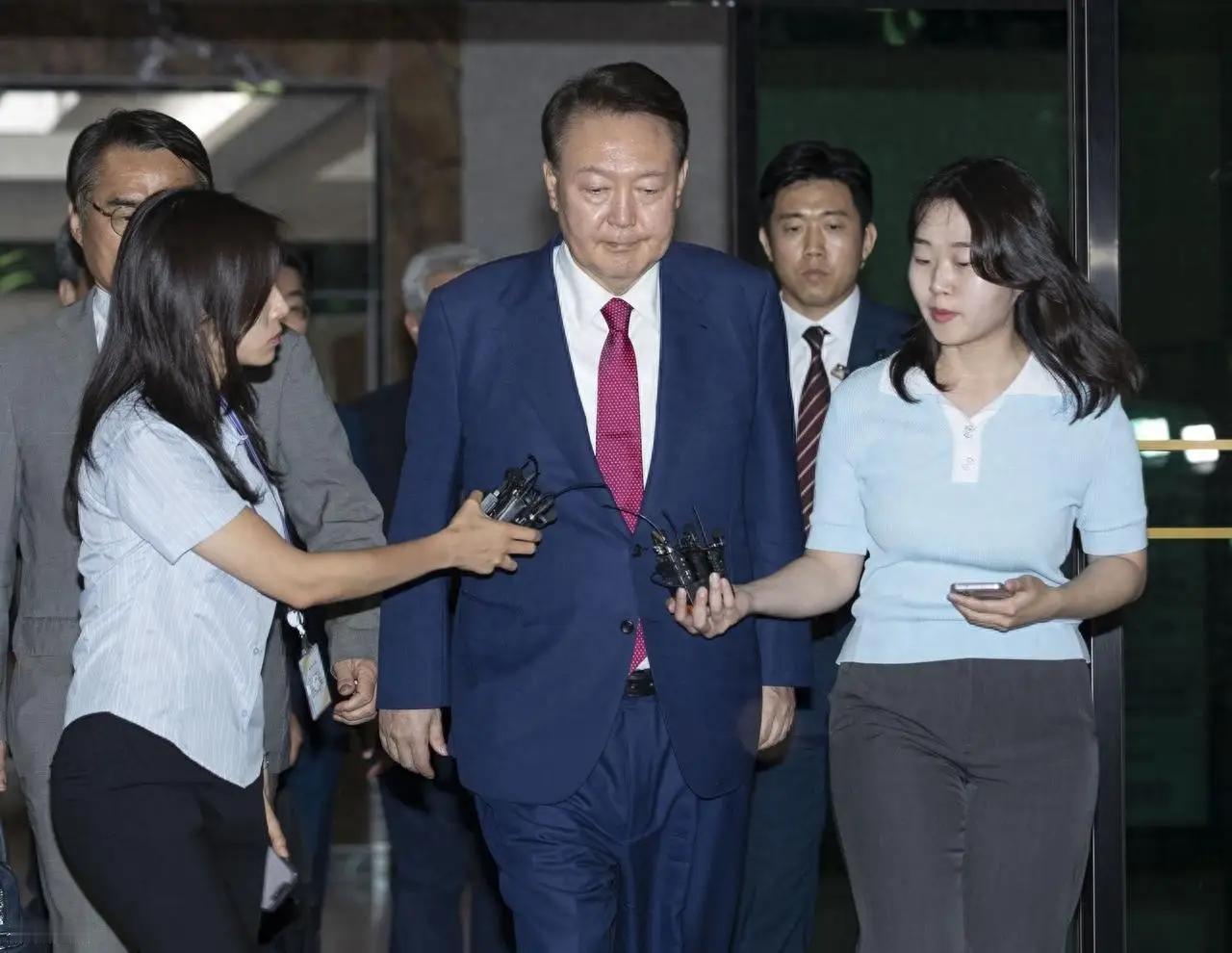 “一个死掉的尹锡悦，才是最安全的尹锡悦。”这位韩国前总统，已被羁押在首尔拘留所的